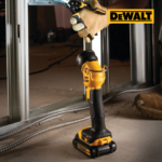 ไฟฉาย LED DCL040-XJ 18V (20V Max) (เฉพาะเครื่อง) DEWALT - Image 2